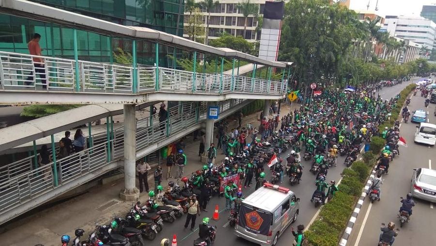 Driver ojek online kembali demonstrasi hari ini.