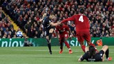 Bek PSG Thomas Meunier memperkecil ketinggalan timnya menjadi 1-2 dari Liverpool setelah mencetak gol pada menit ke-40. (via Reuters/Carl Recine)