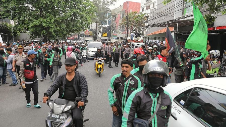 Kementerian Perhubungan (Kemenhub) tengah mencari celah untuk melegalkan eksistensi ojek online.