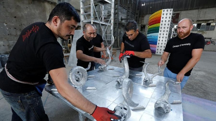Proses pembuatan yang memakan waktu 4,5 tahun dan US$1 juta terinspirasi dari Gobeklitepe, sebuah kuil berusia 12.000 tahun di Turki.