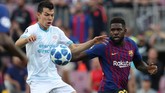 Winger PSV Eindhoven Hirving Lozano duel berebut bola dengan bek Barcelona Samuel Umtiti. Blaugrana pun harus bermain dengan 10 pemain setelah Umtiti kena kartu merah karena pelanggaran terhadap Lozano. (REUTERS/Albert Gea)