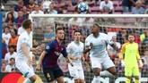 PSV Eindhoven harus berjuang keras menjaga pertahanan mereka dari gempuran-gempuran pemain Barcelona di Stadion Camp Nou, Selasa (18/9) malam waktu setempat. (Steven Bergwijn REUTERS/Sergio Perez)