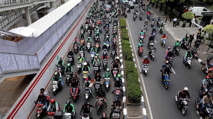 Rp 1.600/Km atau Rp 3.000/Km, Tarif Ojol Terbit Pekan Ini! Kementerian Perhubungan (Kemenhub) memastikan aturan ojek online sudah ditandatangani pada 11 Maret 2019.
