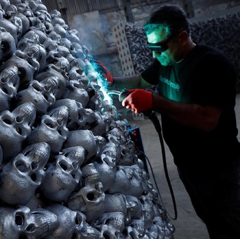 Seram, Seniman Turki Ini Bikin 11 Ribu Tengkorak dari Logam