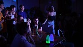 Pemerintah China melarang dengan keras segala hal yang berbau LGBT ataupun yang berkaitan dengannya, termasuk drag queen yang lintas gender. (AFP PHOTO / WANG Zhao)