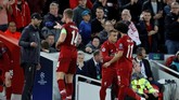Mohamed Salah digantikan Xherdan Shaqiri pada menit ke-85. Aksi Salah membanting botol di bangku cadangan beberapa saat usai gol yang dicetak Roberto Firmino sempat mengundang polemik di antara para fan. (REUTERS/Phil Noble)