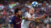 Gelandang PSV Eindhoven Jorrit Hendrix berusaha menghalau bola menjauh dari Lionel Messi. Bintang Barcelona itu jadi pemain yang paling ditakuti tim tamu. (Lionel Messi REUTERS/Sergio Perez)