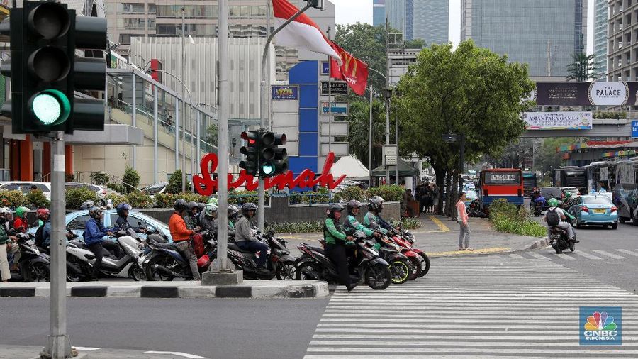 Pengendara kendaraan  bermotor berhenti diatas zebra cross saat menunggu lampu lalu lintas di kawasan Thamrin, Jakarta Pusat.