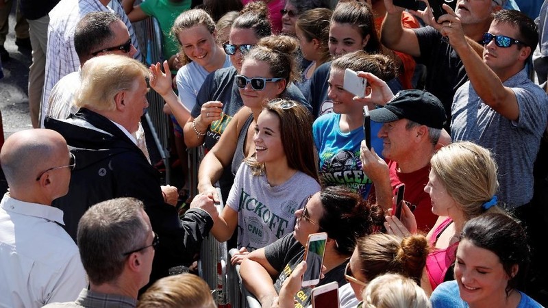 Merespons jumlah korban tewas, Trump mengatakan bahwa negara ikut berduka bersama mereka.