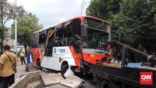Bus TransJakarta Terguling Usai Oleng Tabrak Separator Busway