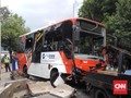 Bus TransJakarta Terguling Usai Oleng Tabrak Separator Busway