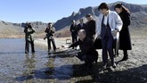 Sebagai orang dengan mendaki gunung dan sudah dua kali menaklukkan Gunung Himalaya, Moon mengaku sudah sejak lama bermimpi menjajaki Gunung Paektu yang terletak di perbatasan dengan China. (Pyeongyang Press Corps/Pool via Reuters)