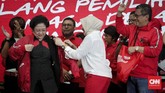 Ketua umum PDI Perjuangan Megawati Soekarno Putri bersama sejumlah artis usai peluncuran atribut dan tagline kampanye di Kantor PDI Perjuangan, Jakarta, Kamis, 20 September 2018. (CNNIndonesia/Safir Makki)