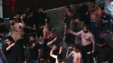 Pertempuran tersebut dilatarbelakangi perpecahan politik sejak era kekhalifahan Ali bin Abi Thalib, yang kala itu umat Muslim terpecah menjadi kubu Ali dan kubu Muawiyah. (AFP PHOTO / Yasser Al-Zayyat)