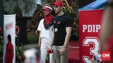 Model dan artis memeragakan pakaian desain baru saat peluncuran atribut dan tagline kampanye di Kantor PDI Perjuangan, Jakarta, Kamis (21/9). (CNNIndonesia/Safir Makki)