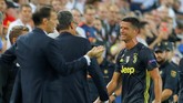 Cristiano Ronaldo berjalan meninggalkan lapangan usai mendapat kartu merah dengan pelatih Juventus Max Allegri melakukan protes ke wasit. (REUTERS/Heino Kalis)