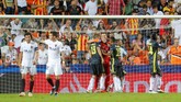 Valencia sempat memiliki peluang emas melalui tendangan penalti saat injury time babak kedua. Tapi, eksekusi penalti Dani Parejo berhasil digagalkan kiper Juventus Wojciech Szczesny. (REUTERS/Heino Kalis)