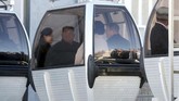 Moon dan Kim kemudian menggunakan kereta gantung menuju Danau Surga, sebuah kaldera di puncak gunung. (Pyeongyang Press Corps/Pool via Reuters)