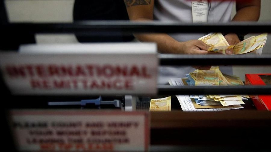 A teller counts Philippine peso bills at an international money remittance center in Makati City, Metro Manila, Philippines September 19, 2018. REUTERS/Eloisa Lopez