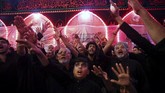 Pasukan dari Husain bin Ali terdiri dari orang yang dekat dengan keluarga Muhammad melawan pasukan Bani Umayyah yang berisi ribuan orang. (REUTERS/Abdullah Dhiaa Al-Deen)