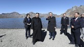 Pendakian ini dianggap semakin istimewa karena dilakukan sebagai penutupan lawatan tiga hari Moon ke Korut, di mana ia dan Kim membicarakan prospek perdamaian dan perlucutan senjata nuklir di Semenanjung Korea. (Pyeongyang Press Corps/Pool via Reuters)