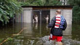 Sekitar tiga hari setelah badai menerjang North Carolina, para relawan itu akhirnya datang. (Reuters/Jonathan Drake)