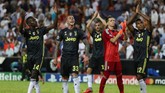 Sejumlah pemain Juventus merayakan kemenangan Valencia dengan suporter yang hadir di Stadion Mestalla. Juventus selanjutnya menghadapi Young Boys, 2 Oktober mendatang. (REUTERS/Sergio Perez)