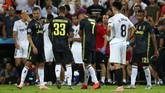 Cristiano Ronaldo tidak bisa menahan tangis usai mendapat kartu merah saat laga Valencia vs Juventus berjalan 29 menit. (REUTERS/Sergio Perez)