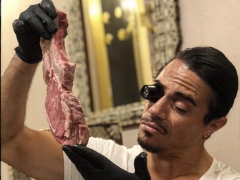 Jamu Presiden Venezuela, Salt Bae Di-bully dan Didemo Warga