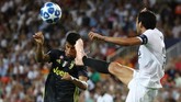 Kalah jumlah pemain Juventus justru mampu unggul lewat penalti Miralem Pjanic pada menit ke-45 setelah kapten Valencia Daniel Parejo menendang wajah Joao Cancelo. (REUTERS/Sergio Perez)