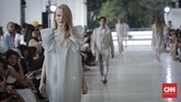 Peragaan tunggal ini sekaligus merayakan 10 tahun karier Sapto di dunia mode Indonesia diawali dengan label saptodjodjokartiko pada 2007 lalu. Sepanjang kariernya, Sapto terkenal lewat desain yang terinspirasi budaya dan dikemas dengan modern. (CNNIndonesia/Safir Makki)