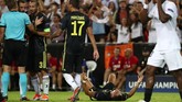 Kapten Juventus Giorgio Chiellini melakukan protes ke wasit Felix Brych dengan Cristiano Ronaldo terbaring di lapangan usai mendapat kartu merah. (REUTERS/Sergio Perez)