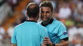 Laga berjalan 29 menit Cristiano Ronaldo terlibat duel dengan bek Valencia Jeison Murillo di dalam kotak penalti. Wasit asal Jerman Felix Brych berdiskusi dengan asisten wasit sebelum mengambil keputusan. (REUTERS/Sergio Perez)