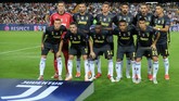 Para pemain Juventus berpose sebelum pertandingan melawan Valencia di Stadion Mestalla. (REUTERS/Heino Kalis)