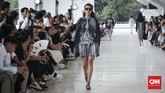 Motif unik ini terlihat dalam hampir 70 tampilan busana pria dan wanita yang dipamerkan Sapto untuk Spring/Summer 2019. Koleksi ini memiliki rentang busana yang beragam mulai dari pakaian hari-hari yang santai dan formal hingga gaun malam nan elegan. (CNNIndonesia/Safir Makki)