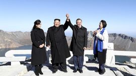 FOTO: Wujudkan Mimpi, Moon Daki Gunung dengan Kim Jong-un
