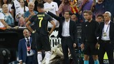 Pelatih Valencia Marcelino Garcia berusaha menghibur Cristiano Ronaldo yang berjalan meninggalkan lapangan usai mendapat kartu merah. (REUTERS/Sergio Perez)