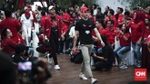 Desain atribut partai diklaim Sekjen PDIP Hasto Kristiyanto menyentuh alam rasa kaum milenial dan dikerjakan dengan mengedepankan kreativitas. (CNNIndonesia/Safir Makki)