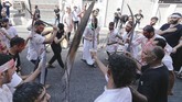 Setiap momen 10 Muharam, Muslim Syiah mengenang cucu Nabi Muhammad, Husain bin Ali yang meninggal syahid kala pertempuran Karbala. (REUTERS/Hamad I Mohammed)
