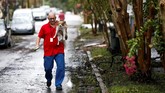 Berbekal pengalaman menghadapi Badai Harvey, kedua mantan Marinir ini tak ragu menolong hewan-hewan yang tak berdaya. (Reuters/Eduardo Munoz)