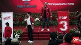 Atribut milenial PDIP, menurut Sekjen PDIP Hasto Kristiyanto merupakan terobosan dalam melakukan kreativitas politik, dan wujud kegembiraan politik namun kental dengan tradisi kebudayaan. (CNNIndonesia/Safir Makki)