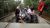 Tak hilang akal, Ryan Nichols dan David Rebollar menggunakan perahu karet yang dibawa khusus dari rumah mereka di Texas ke North Carolina. (Reuters/Jonathan Drake)