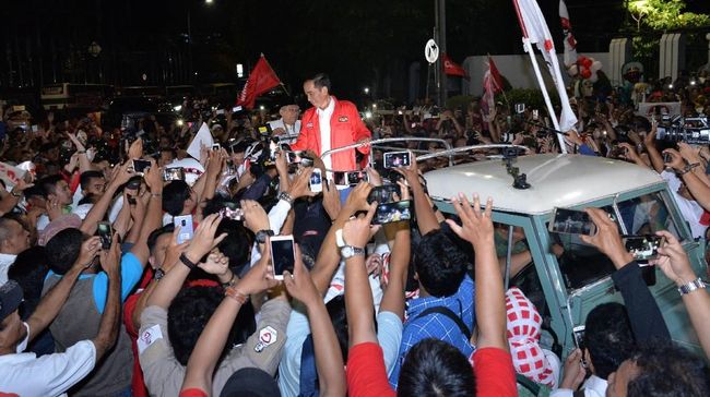 Relawan Gaungkan 'Jokowi Satu Kali Lagi' di KPU