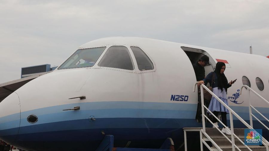 Pesawat N250 dan R80 dipajang di Kemayoran.