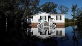 Menurut Biro Cuaca Nasional, tinggi sungai Cape Fear di North Carolina, diperkirakan akan melonjak empat kali lipat tinggi normal menjadi 19 meter. (Reuters/Randall Hill)