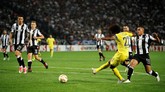 Chelsea juga meraih kemenangan 1-0 saat melawan klub asal Yunani PAOK Salonika pada pertandingan Grup L di Stadion Toumba. Gol cepat Willian pada menit ketujuh memastikan kemenangan Chelsea. (Reuters/John Sibley)