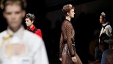 Miuccia Prada bermain dengan unsur-unsur klasik untuk menyulap benturan ekstrem antara yang konservatif dan yang bebas pada koleksi Spring/Summer 2019. (REUTERS/Stefano Rellandini)