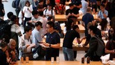 Selain iPhone XS dan iPhone XS Max, penjualan Apple Watch 4 juga secara resmi dilakukan di Apple Store di 30 negara. (REUTERS/Edgar Su)