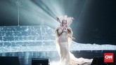 Masih di konsernya, Syahrini memilih gaun putih bertabur berlian berkilau dengan ekor yang lebar. Dia juga menggunakan jubah tinggi dan bulu buatan Sebastian Gunawan (CNN Indonesia/Andry Novelino)