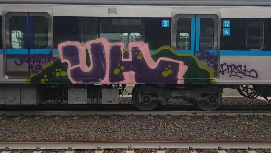 Coretan graffiti pada badan luar kereta nomor tiga di rangkaian kereta kedelapan (K1 1 18 45) MRT Jakarta.